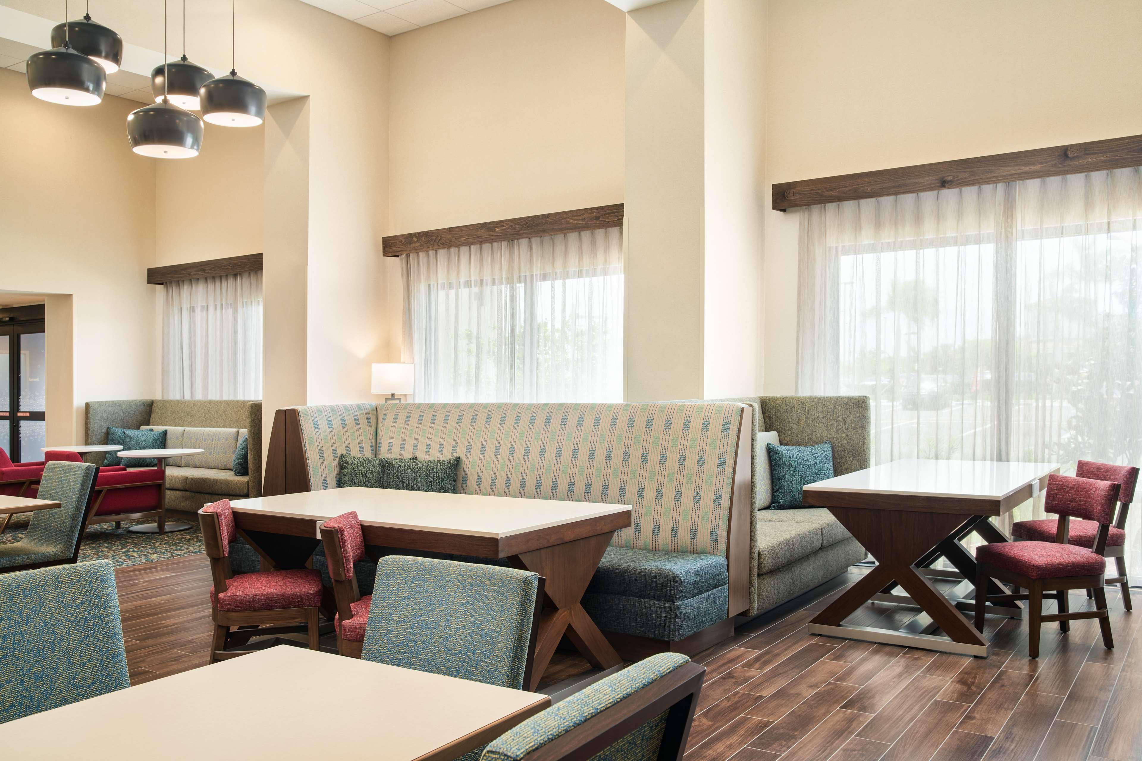 Hampton Inn クルーイストン エクステリア 写真